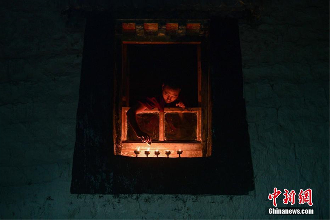 西藏拉萨僧众迎来“燃灯日”4.jpg