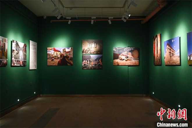 虚构与现实之间摄影展在拉萨介观艺术中心举行3.jpg