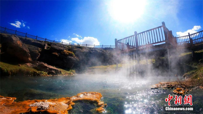 青海湖北岸热水温泉：翻滚秀亮似巨型“石锅”仙气十足6.jpg