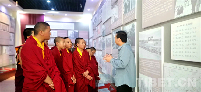 西藏佛学院少年活佛小学班举行庆“六一”国际儿童节活动6.jpg