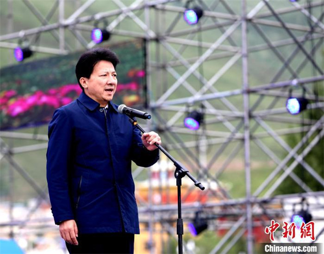 首届中国野生动物摄影大展在青海玉树启幕4.jpg