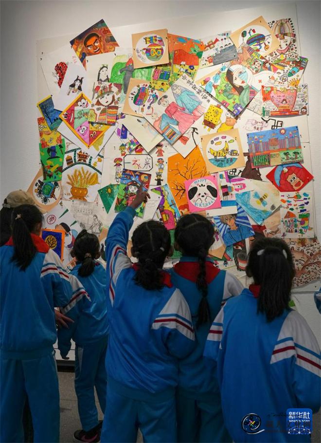 西藏首届特殊教育学校学生美术作品展开展6.jpg