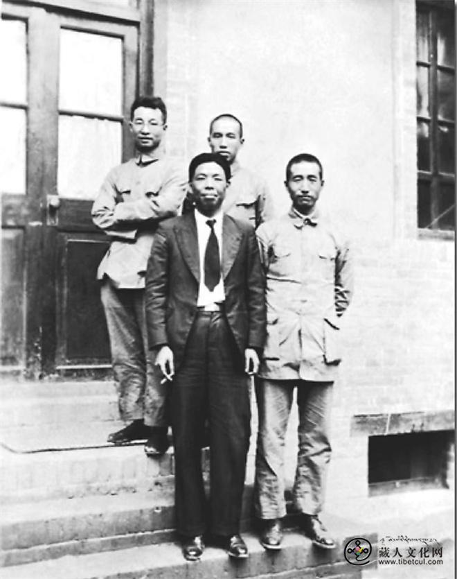 1937年秋，宣侠父与黄埔军校第一期的同学徐向前（前排右一）、陈赓（后排左一）、左权（后排右一），在西安七贤庄八路军驻西安办事处重逢合影。.jpg