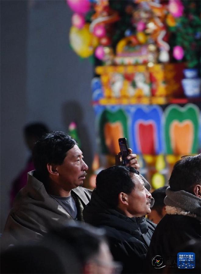 世界藏学府”拉卜楞寺举办酥油花灯展引众观看4.jpg