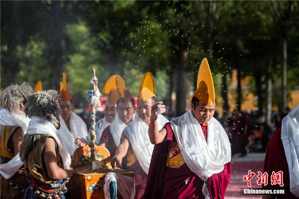 西藏扎什伦布寺举行一年一度跳神活动3.jpg