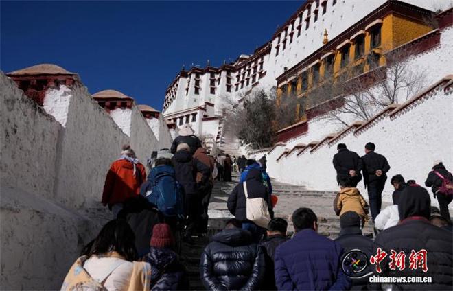 “冬游西藏”进行时 游客免费游览布达拉宫1.jpg