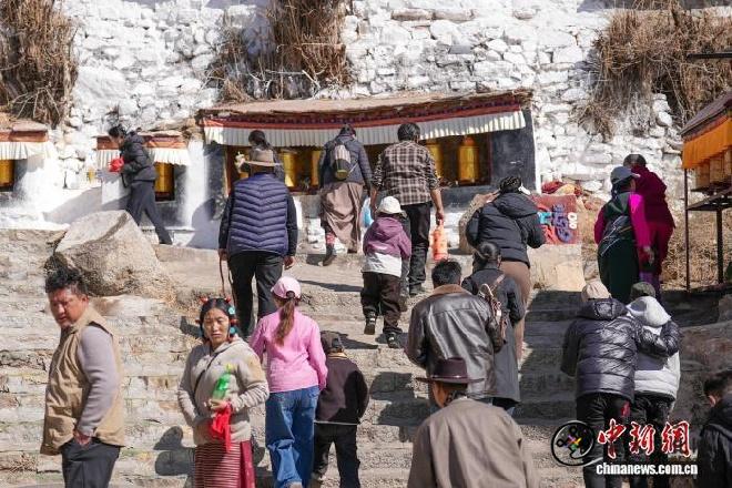 1772085082901241.jpg 藏历新年期间 西藏哲蚌寺游客信众络绎不绝2.jpg