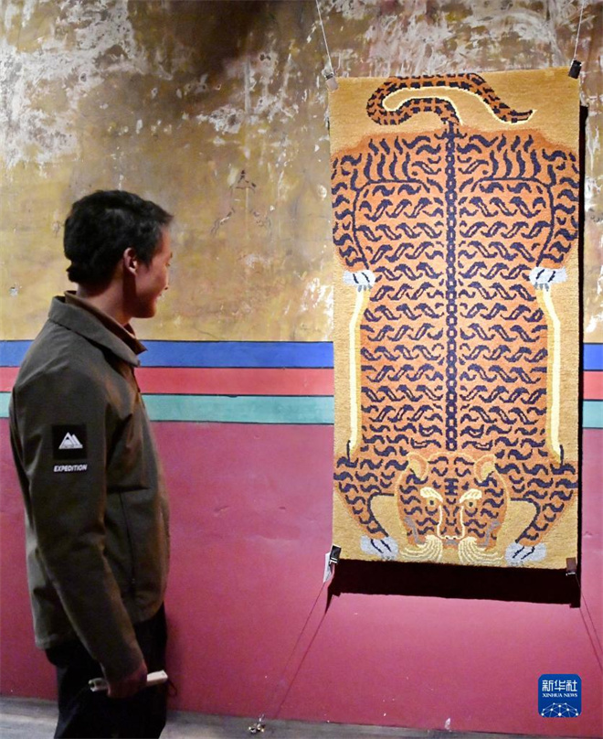 拉萨举行“虎毯”展览1.jpg