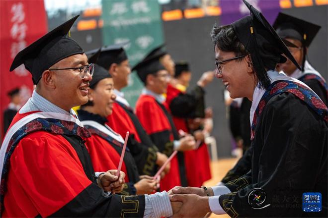 西藏藏医药大学举行2026年毕业典礼3.jpg