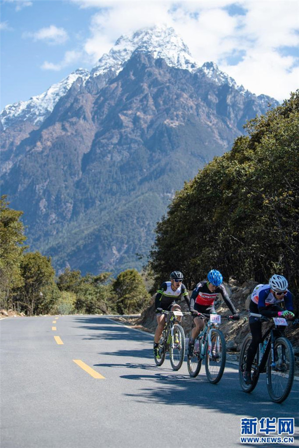 中国海拔最高环湖自行车赛在西藏巴松措开赛3.jpg
