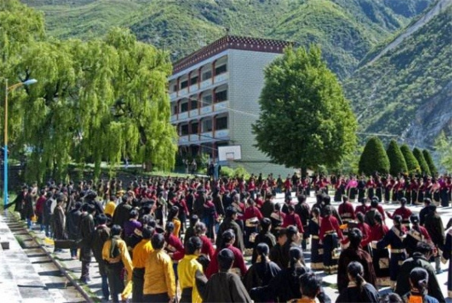 四川省藏文学校举行2022年毕业典礼.jpg