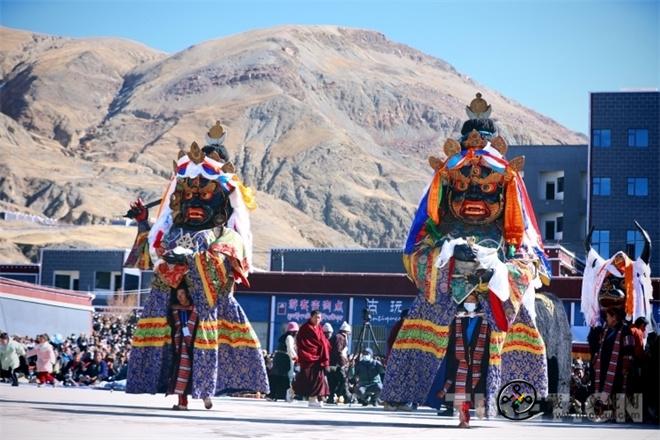 西藏萨迦寺举行一年一度的“堆庆”宗教神舞表演5.jpg