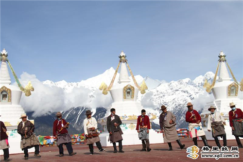云南省德钦县举办第六届梅里雪山神山祭祀活动1.jpg