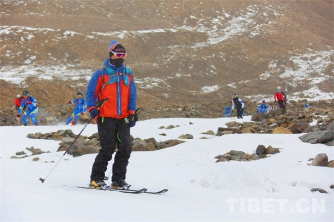 世界冠军次旦玉珍、玉珍拉姆及40余名滑雪运动员在西藏参加滑雪登山交流5.jpg