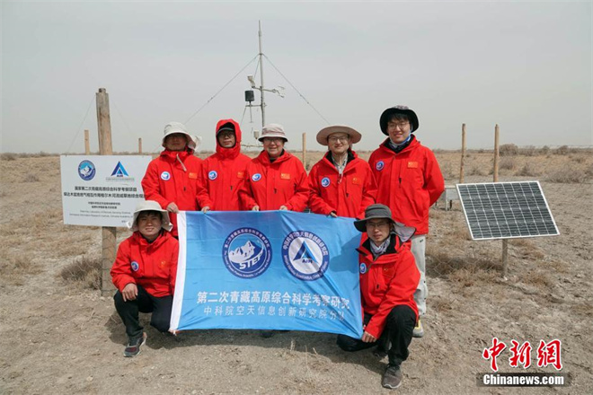 中科院空天院团队为格尔木流域新建观测站勘查选址2.jpg