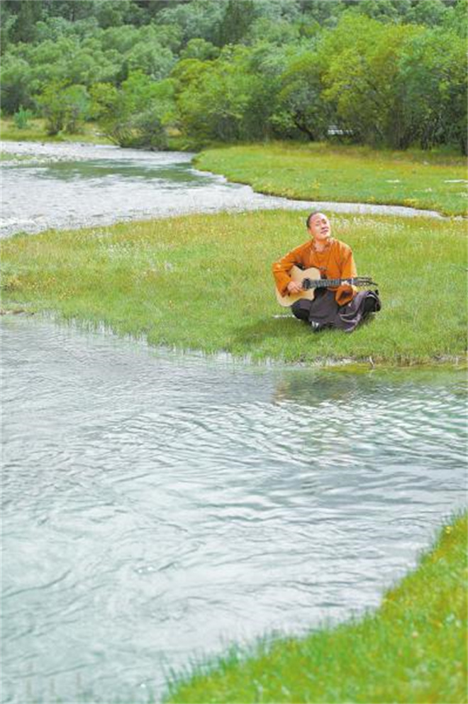 “稻城亚丁官方旅游大使”索郎达吉：用歌声带网友“听见”大美亚丁.jpg