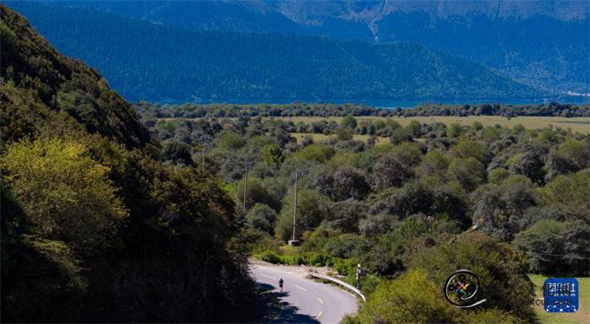 首届巴松措山地越野跑在西藏林芝举行1.jpg