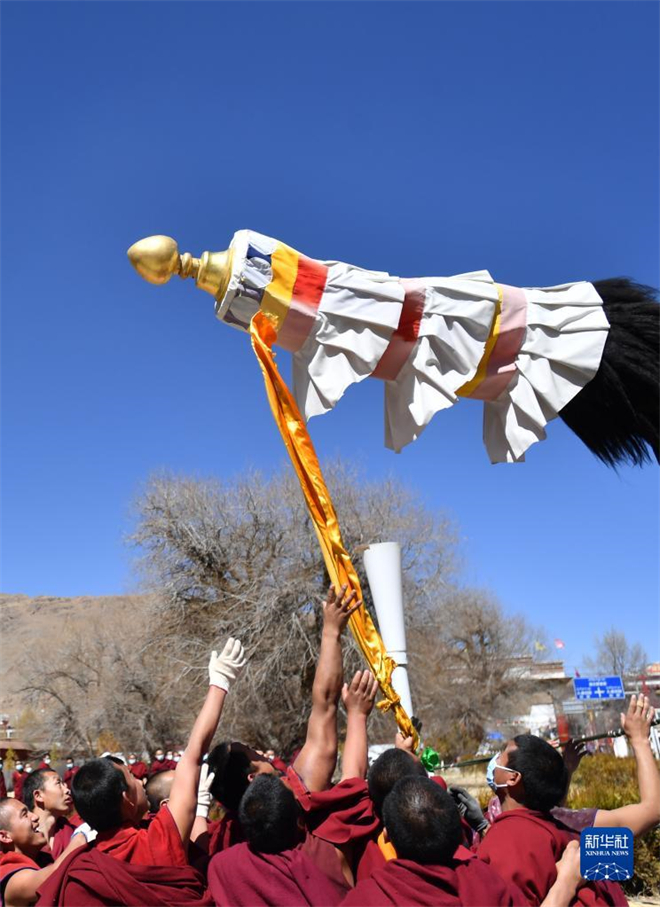 西藏扎什伦布寺举行立经杆仪式1.jpg