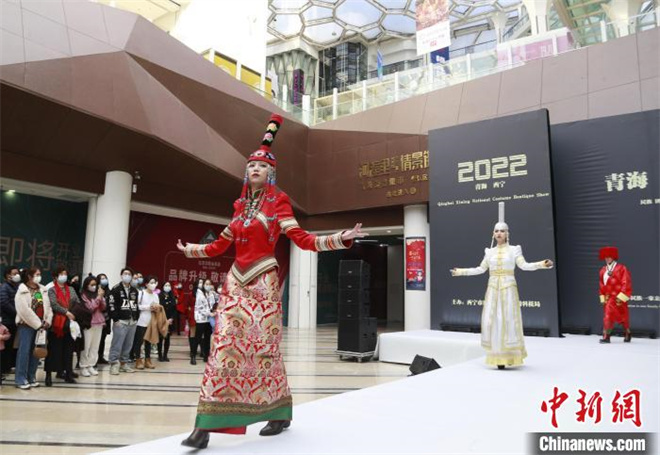 少数民族服饰展示青海独特人文风情9.jpg