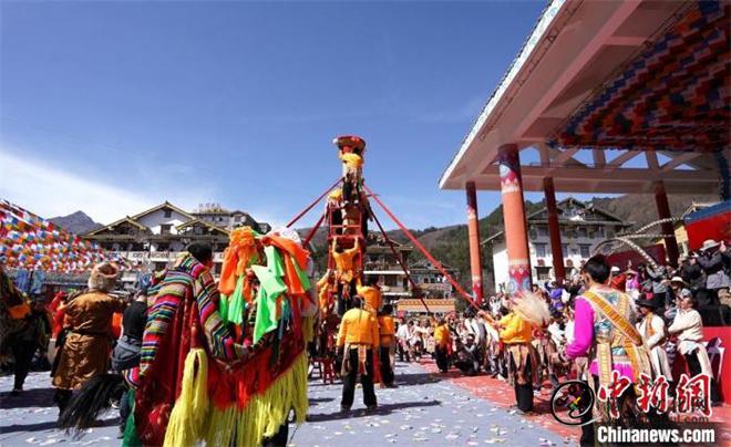 四川宝兴：硗碛藏乡民众欢度“上九节”3.jpg