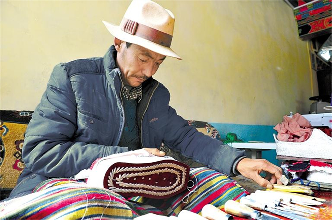 西藏大力发展传统手工艺产业 加强非遗保护.jpg