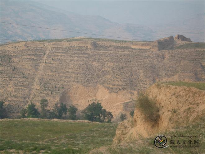 见龙山堡：当年发生地震后群众就在这里避难.jpg