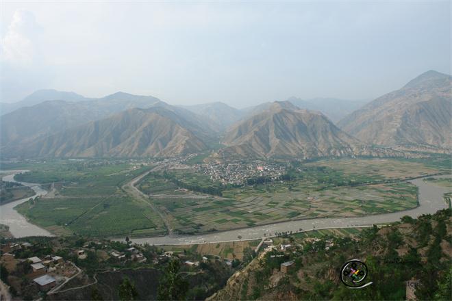 万象洞位于白龙江以南崆峒坪北麓的景山山腰.JPG