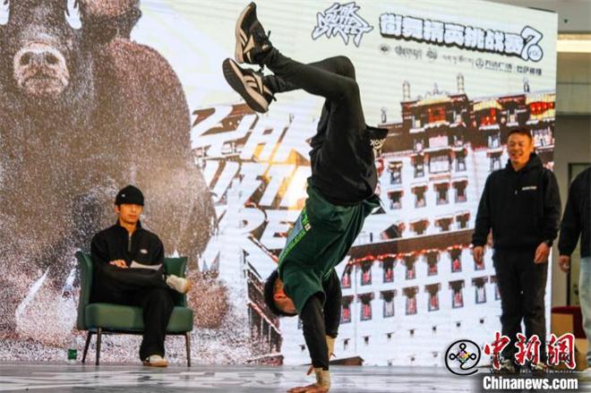 牦牛出街—街舞精英挑战赛在拉萨举行2.jpg