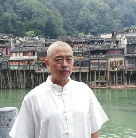 欧阳美书：自然神性辉光下的凹村世界 ——雍措散文集《凹村》解读