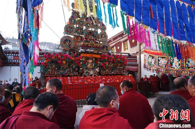 青海塔尔寺：“百年梦境”酥油花吸引近十万民众朝佛观瞻9.jpg