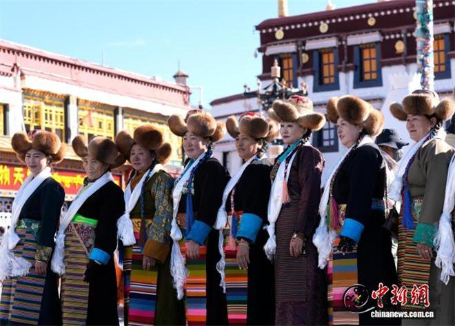 西藏拉萨妇女盛装迎接“仙女节”3.jpg