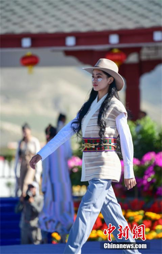 西藏山南“雅鲁藏布”千年纺织非遗“秀”现代舞台3.jpg
