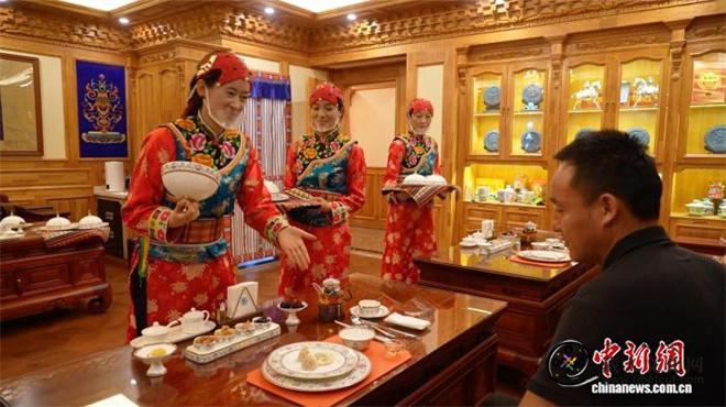甘南卓尼藏王宴：一道菜一表演 传统藏餐新“赛道”1.jpg