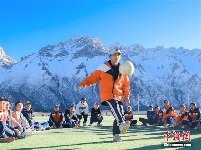 西藏球迷：相信高原足球定会迎来春天1.jpg