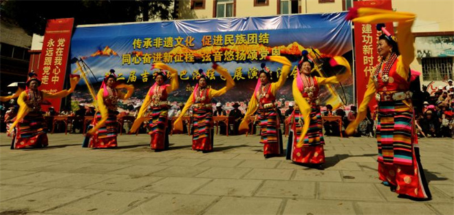 第二届吉祥珠巴洛弦子展演交流会在拖顶乡文化广场举办3.jpg