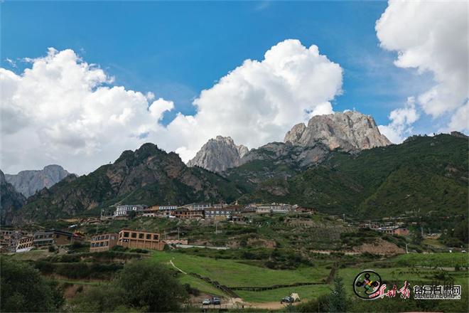 云端“石匣子”秋意渐浓 迭部扎尕那游客不减1.jpg