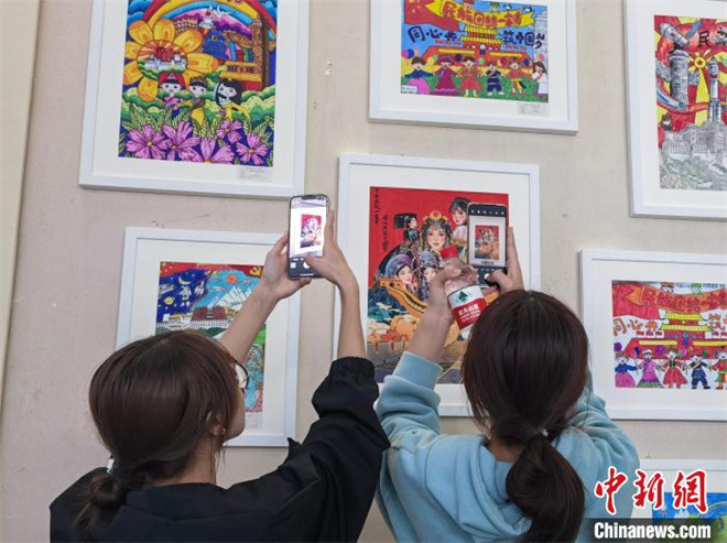 西藏82名师生获得全区摄影绘画大奖1.jpg