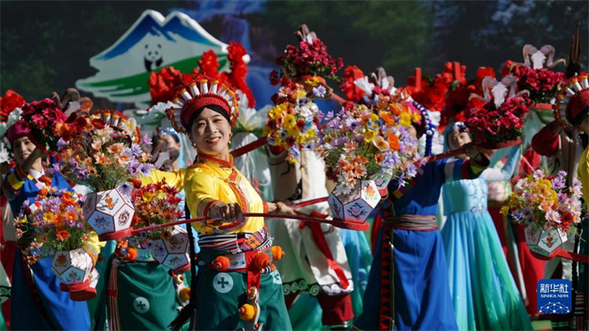 四川阿坝举行成立70周年庆祝大会主题文艺演出2.jpg