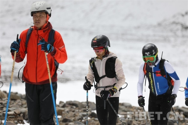 世界冠军次旦玉珍、玉珍拉姆及40余名滑雪运动员在西藏参加滑雪登山交流4.jpg