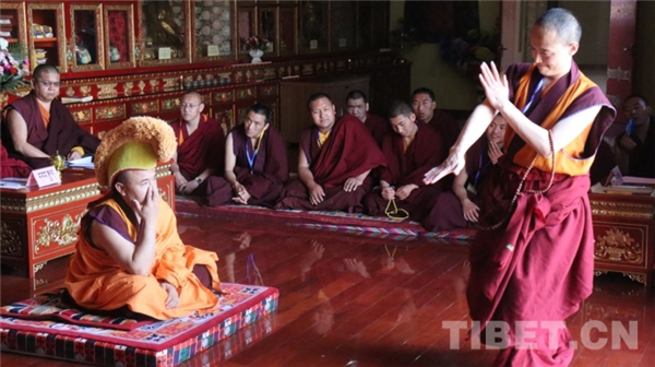 藏传佛教第十七届“拓然巴”高级学衔辩经考试在京举行4.jpg