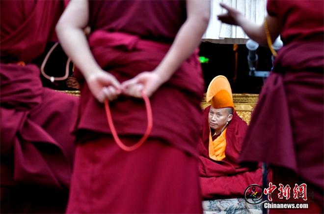 西藏12名考僧立宗答辩晋升藏传佛教格西拉让巴学位4.jpg