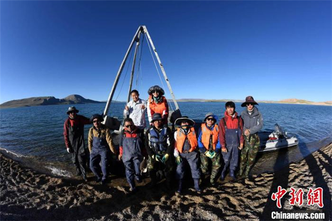 中国二次青藏科考分队完成海拔逾4500米错鄂湖科考作业1.jpg