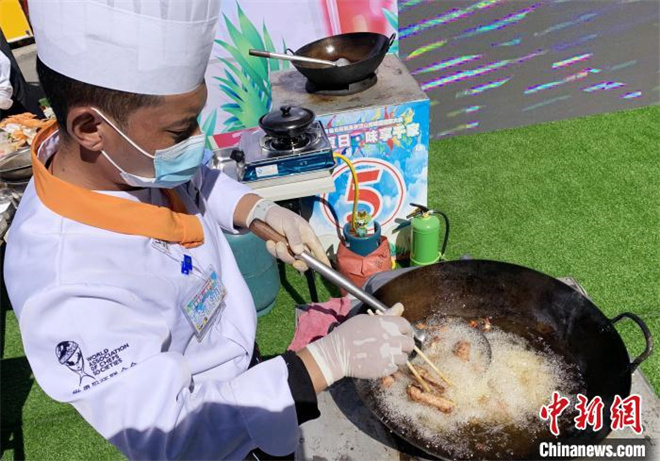 西藏山南市举行首届名厨精英赛暨山南味道厨艺大赛3.jpg