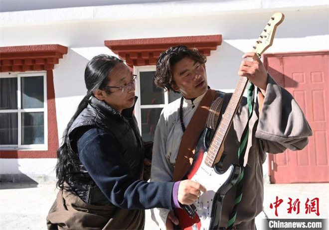 阿坝州：高原“歌唱家”抢救珍贵藏族民歌2.jpg