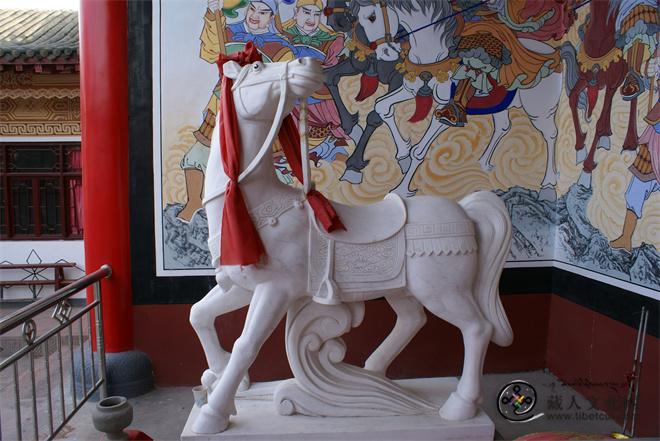 传说中刘沪骑过的白马塑像.JPG