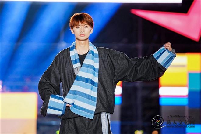 西藏首届民族舞台服饰设计大赛在拉萨举行2.jpg
