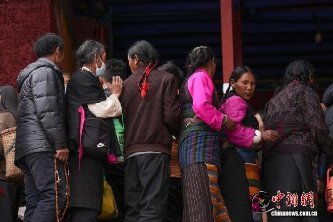 1772085098558301.jpg 藏历新年期间 西藏哲蚌寺游客信众络绎不绝4.jpg