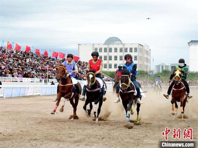 青海湖北岸上演“马背追风” 赛马交流一骑绝尘4.jpg