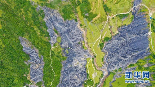 四川省甘孜州墨石公园风景美如画1.jpg
