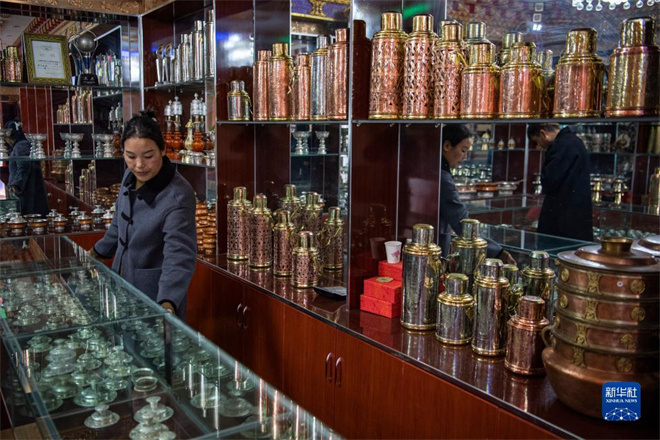 西藏日喀则：金银锻铜技艺在小锤敲打声中传承7.jpg